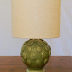 Lampada da tavolo ceramica con applicazioni a rilievo