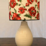 Lampada da tavolo ceramica rigata con paralume in tessuto