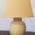 Lampada da tavolo in ceramica colore burro con paralume in tessuto