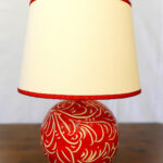 Lampada da tavolo in ceramica intagliata a mano e paralume in stoffa