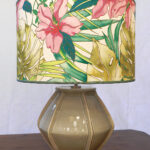 Lampada da tavolo in ceramica lavorata a mano con paralume in tessuto