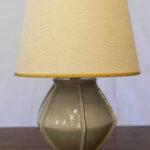 Lampada da tavolo in ceramica lavorata a mano e paralume in juta