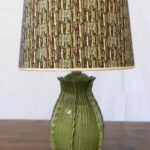 Lampada da tavolo lavorata a mano con applicazioni a rilievo e paralume in stoffa