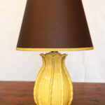 Lampada da tavolo lavorata a mano con paralume in tessuto