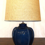 Lampada in ceramica con decoro a rilievo e paralume in Juta