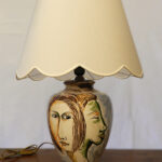 Lampada in ceramica dipinta a mano e paralume smerlato