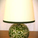 Lampada in ceramica verde intagliata a mano e paralume in stoffa