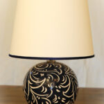 lampada in ceramica intagliata a mano e paralume in stoffa