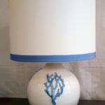 Lampade da tavolo con decorazioni a rilievo