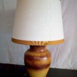 Lampade da tavolo in ceramica ocra e paralume in tessuto